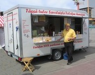 Hunajatuvan väiski ja myyntivaunu.